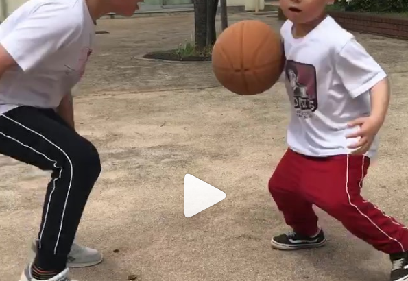 《ミニバスで全国大会を目指す！》息子のしもん(7歳/小2）,ましろ(6歳/小1)は毎日欠かさず兄弟+パパでバスケットボールの練習をしています(2020年5月10日)